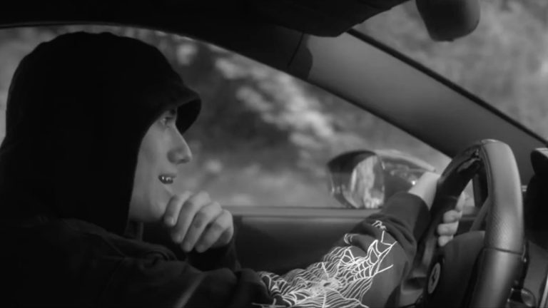 Samey sa vozí na Ferrari v čiernobielom videoklipe. Jeho druhý sólový projekt XYZ je oficiálne vonku
